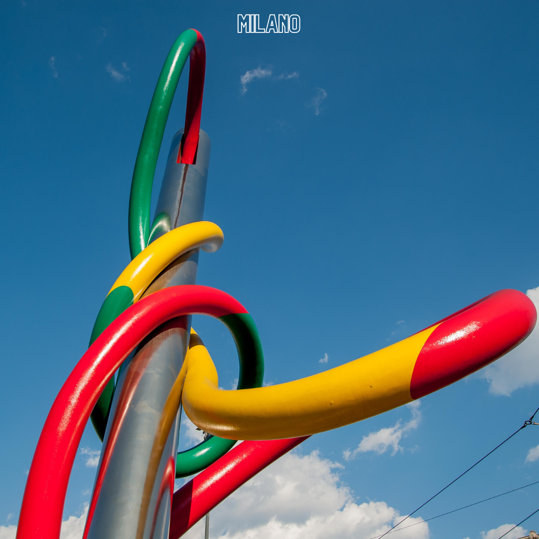 Ago, filo e nodo di Claes Oldenburg e Coosje van Bruggen, Piazza Cadorna a Milano