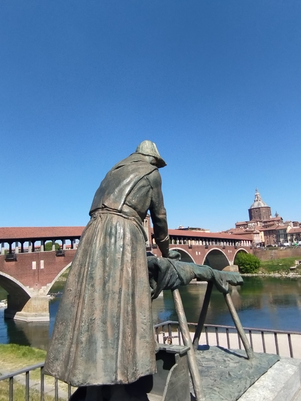 Scultura di lavandaia a Pavia